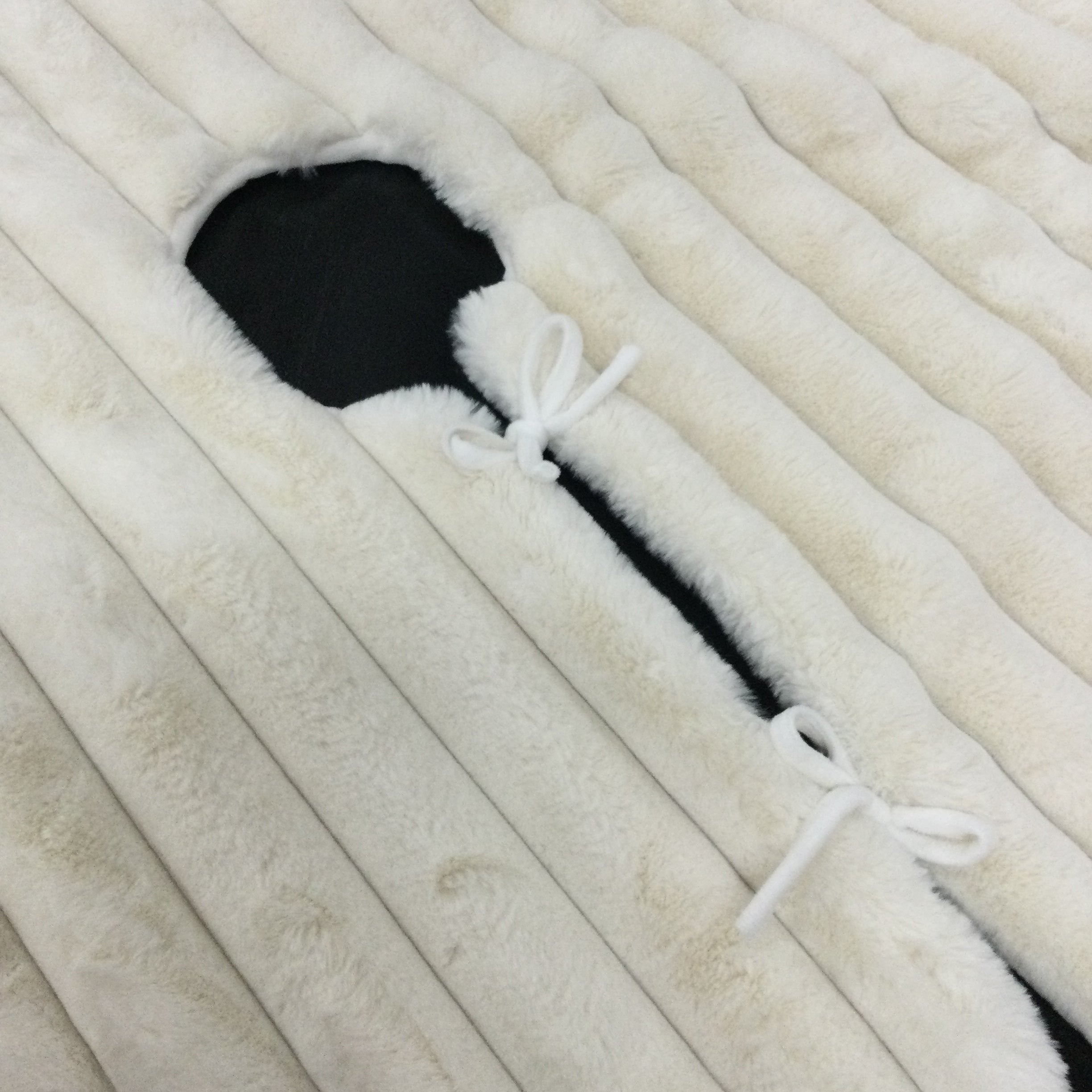 150cm Ivory Ribbed Faux Fur Tree Skirt - Seasonal Decor